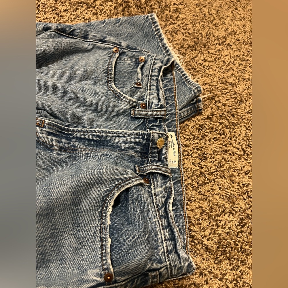 Abercrombie Loose light wash blue jeans size 4 short size 27